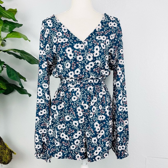 NWOT Blue Floral Long Sleeve V Neck Romper - Picture 1 of 8